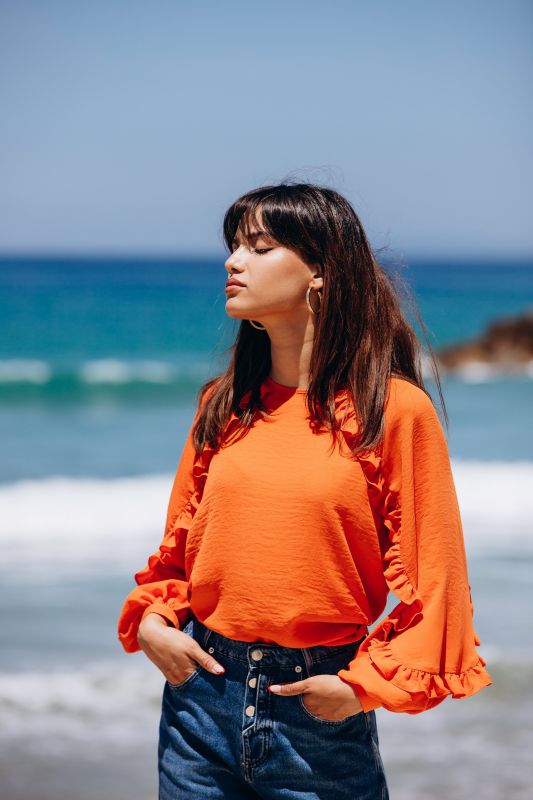 Élégante blouse orange pour femme.