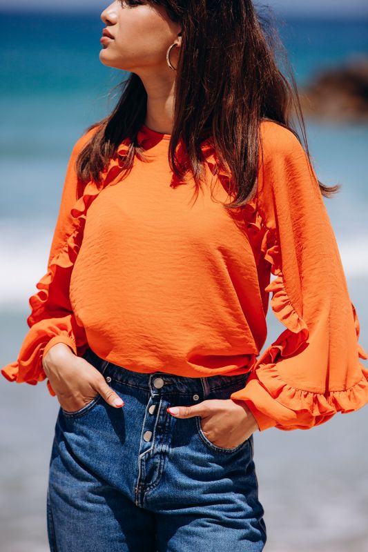 Élégante blouse orange pour femme.