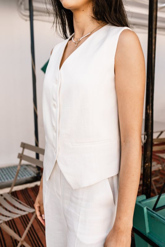 Détails du gilet : Couleur blanche et design sobre.