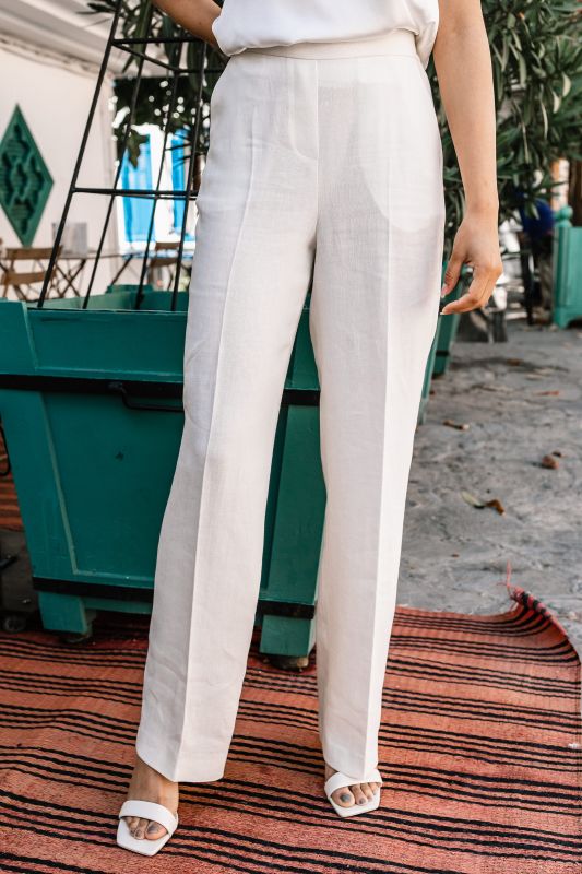 Détails en gros plan du pantalon simple pour femmes.