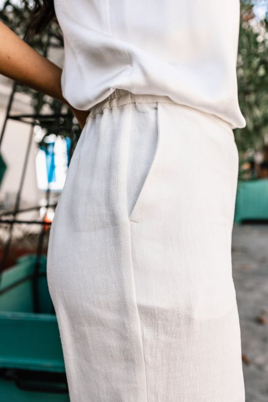 Détails en gros plan du pantalon simple pour femmes." (Détails en gros plan du pantalon simple pour femmes.