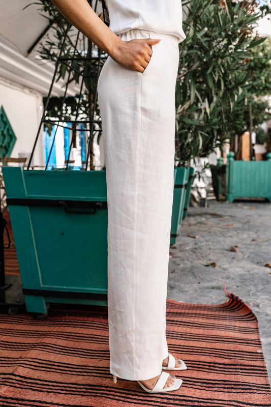 Détails en gros plan du pantalon simple pour femmes." (Détails en gros plan du pantalon simple pour femmes.