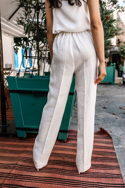 Détails en gros plan du pantalon simple pour femmes." (Détails en gros plan du pantalon simple pour femmes.