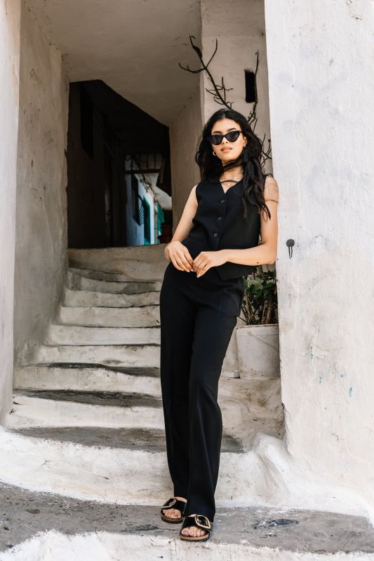 Pantalon noir, idéal pour différentes occasions.