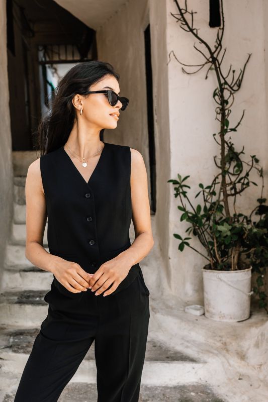Gilet noir pour femme : Une touche d'élégance intemporelle.