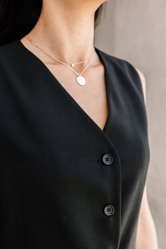 Détails du gilet : Couleur noire et design sobre.