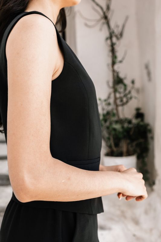 Détails du gilet : Couleur noire et design sobre.