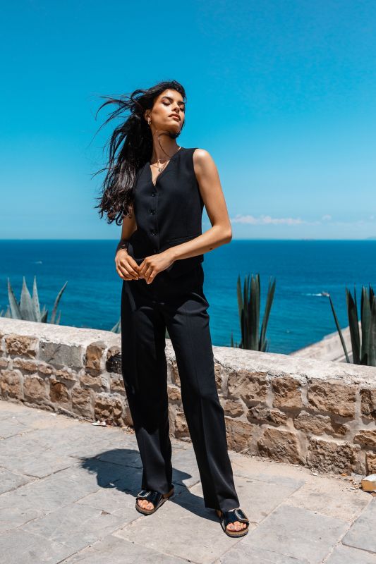 Gilet féminin dans une teinte de noir classique.