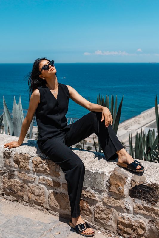 Gilet féminin dans une teinte de noir classique.