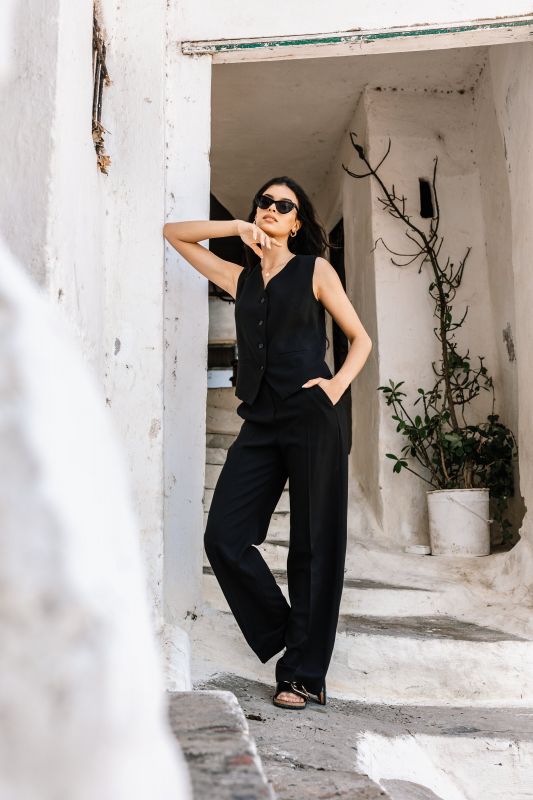 Gilet noir pour une tenue chic en toute occasion.