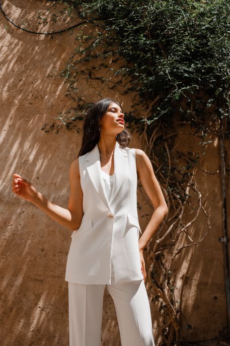 Gilet blanc pour femme avec un bouton : Un vêtement minimaliste.