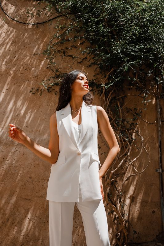 Gilet blanc pour femme avec un bouton : Un vêtement minimaliste.