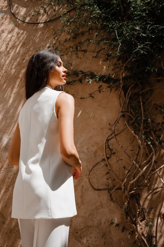Gilet féminin dans une teinte de blanc immaculé.