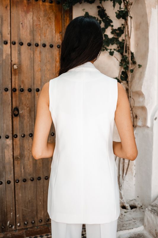 Détails du gilet : Couleur blanche et design sobre.