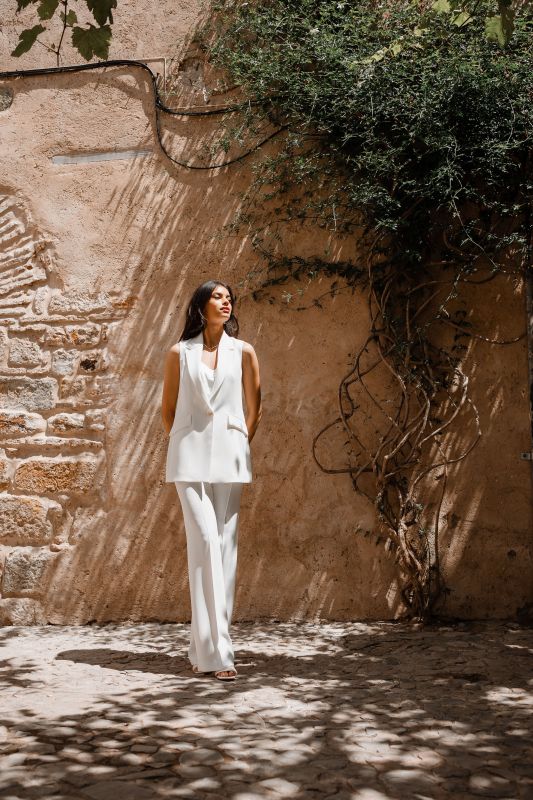 Pantalon blanc tendance pour femmes, une pièce élégante.