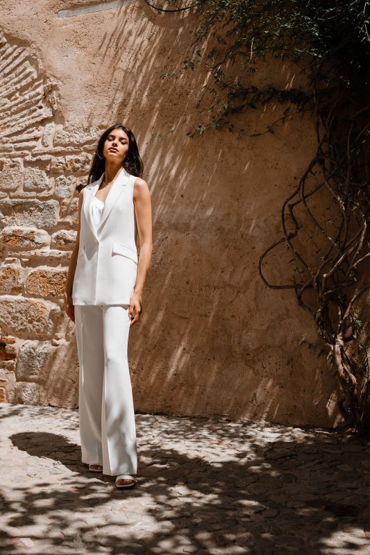 Un pantalon blanc tendance pour femmes, une tenue remarquable.
