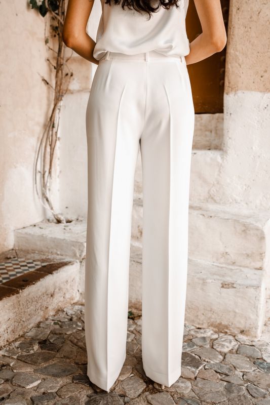 Détails du pantalon blanc à la mode, une option chic.