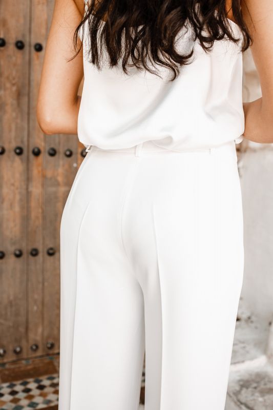 Détails du pantalon blanc à la mode, une option chic.