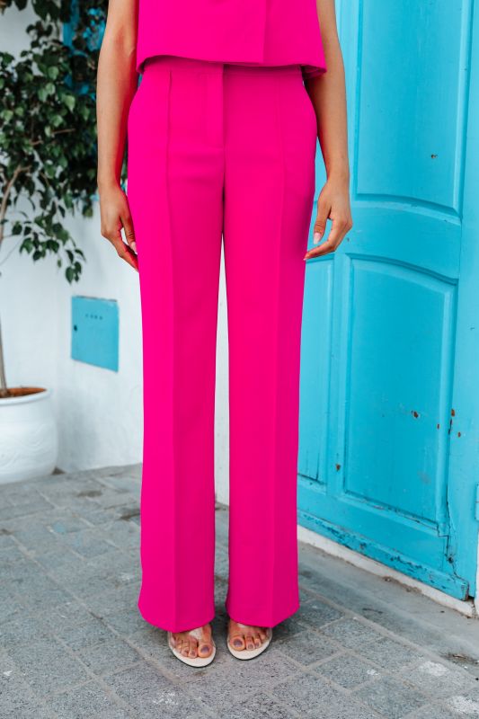 Détails du pantalon fuchsia, une pièce tendance et éclatante.