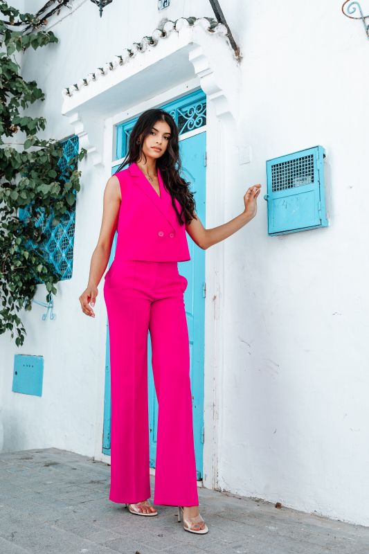 Pantalon fuchsia pour femmes, une couleur vibrante et audacieuse.