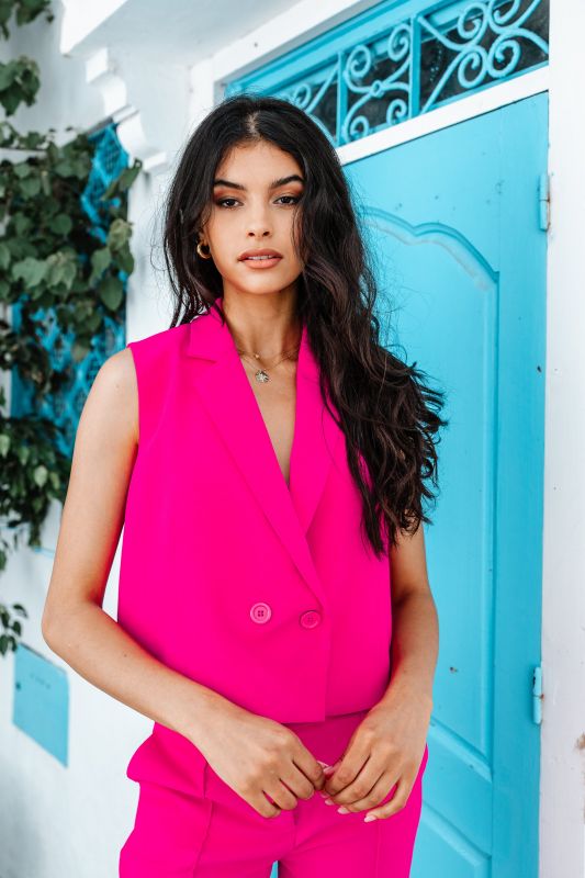 Gilet féminin dans une nuance de rose délicate.