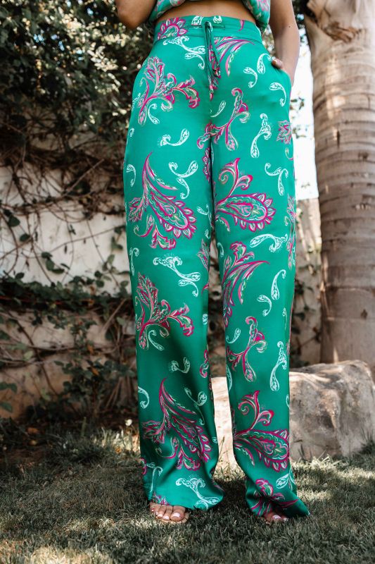 Détails en gros plan du pantalon vert imprimé orné pour femmes.
