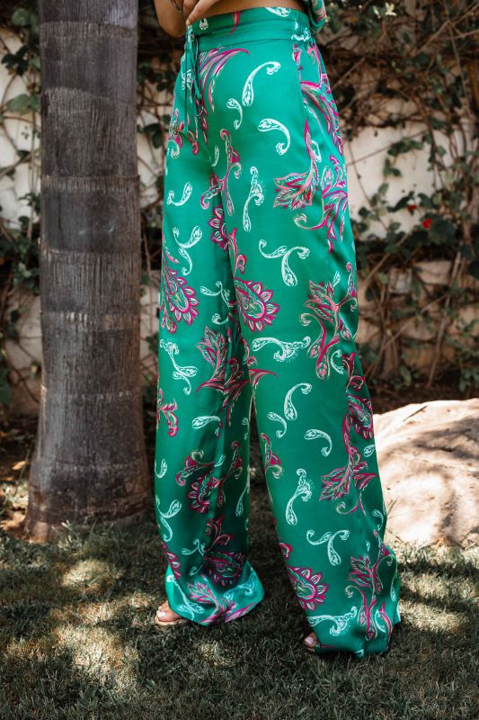 Détails en gros plan du pantalon vert imprimé orné pour femmes.