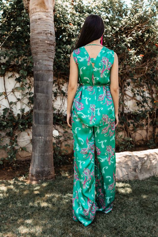 Pantalon décontracté de couleur verte à motifs ornés pour femmes.