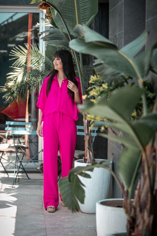 Pantalon de couleur rose élégant pour dames.