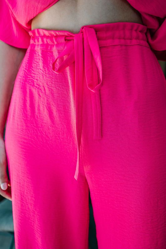 Détails en gros plan du pantalon long rose pour femmes.