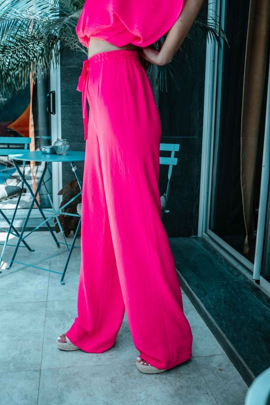 Détails en gros plan du pantalon long rose pour femmes.