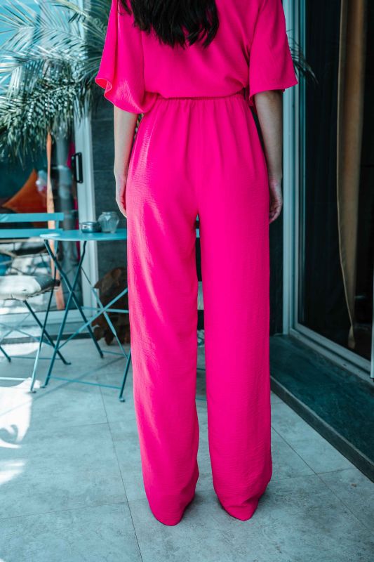 Détails en gros plan du pantalon long rose pour femmes.