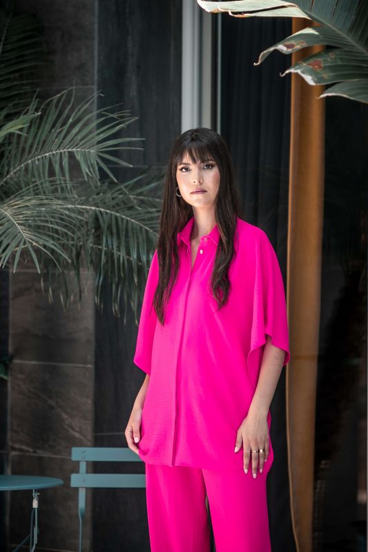 Élégante chemise à manches courtes rose pour femmes.