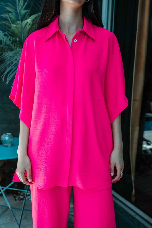 Détails de la chemise : Couleur rose et design élégant.
