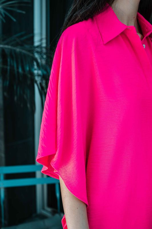 Détails de la chemise : Couleur rose et design élégant.