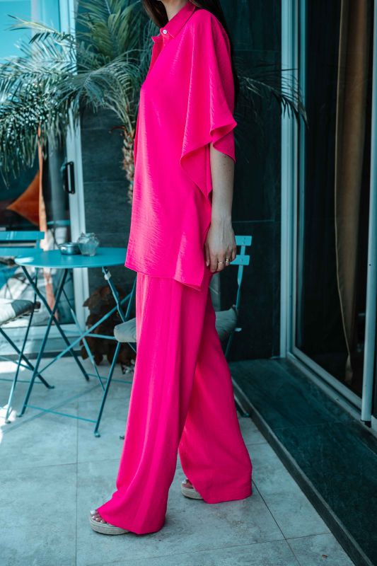 Chemise rose pour une tenue légère et féminine.