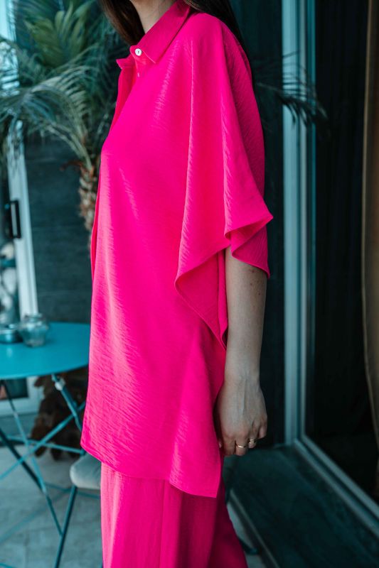 Détails de la chemise : Couleur rose et design élégant.