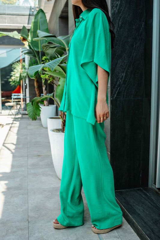 Détails de la chemise : Couleur verte et style tendance.