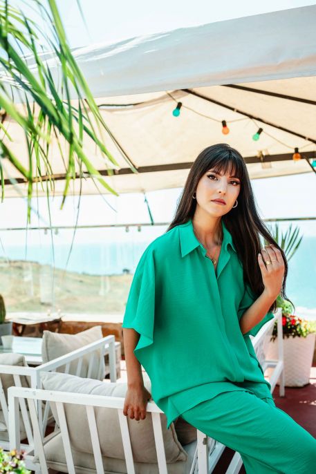 Chemise féminine dans une nuance de vert.