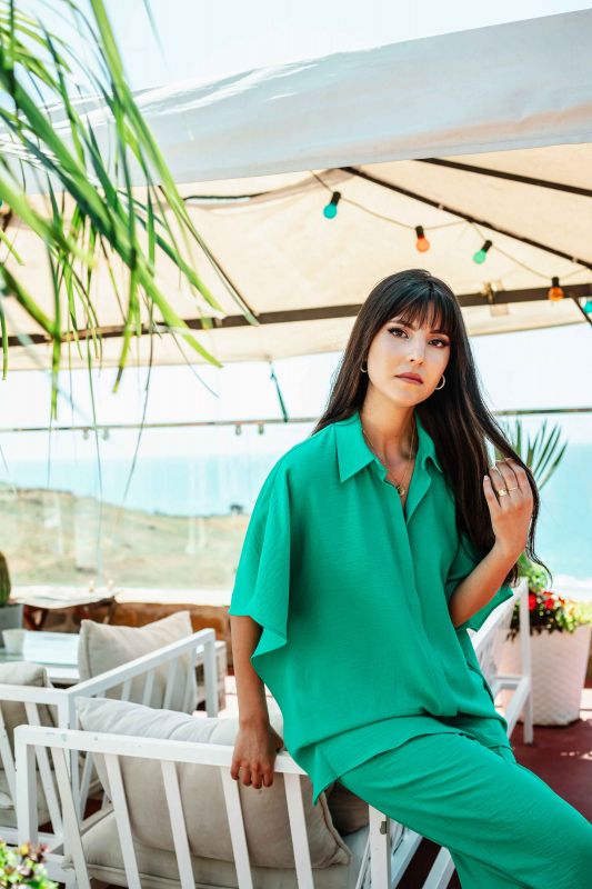Chemise féminine dans une nuance de vert.