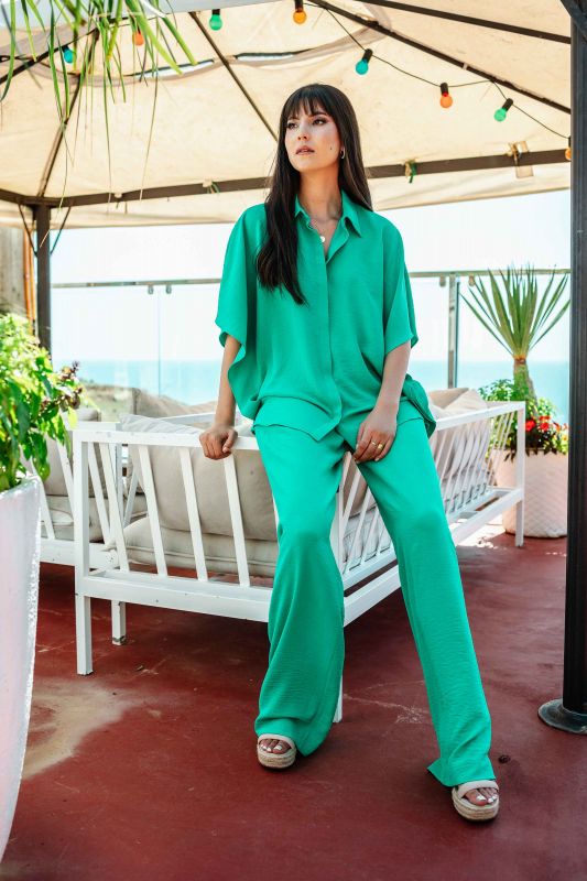 Pantalon long vert pour femmes, une couleur rafraîchissante.
