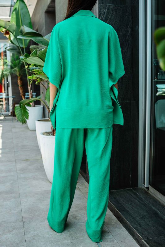 Pantalon vert long, idéal pour différentes occasions.