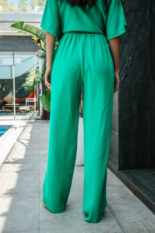 Détails du pantalon long vert, une pièce élégante et polyvalente.