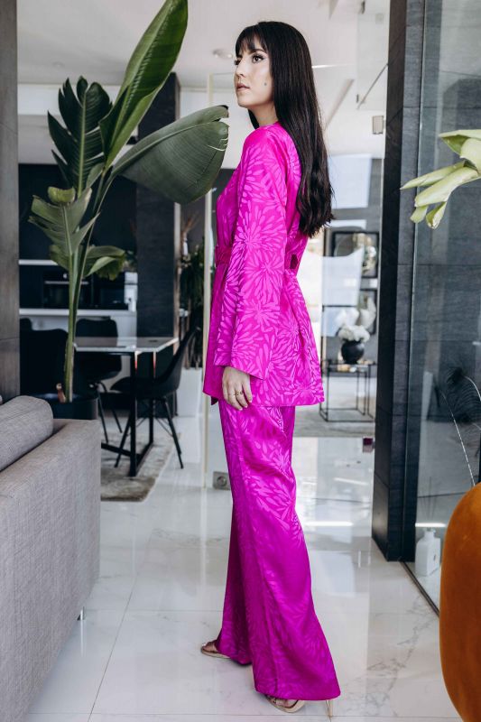 Un pantalon fuchsia au style sophistiqué pour femmes, une tenue remarquable