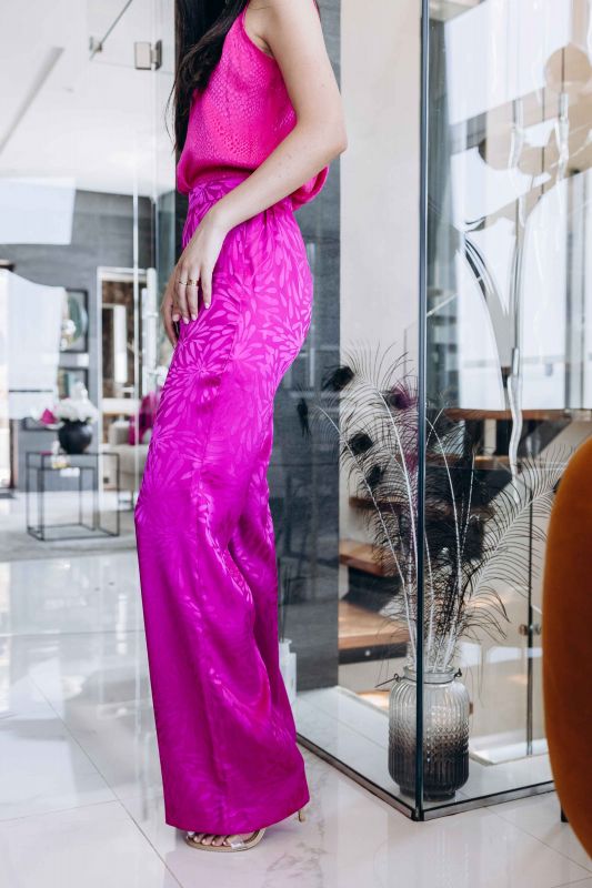 Détails du pantalon fuchsia à la mode, une pièce tendance.