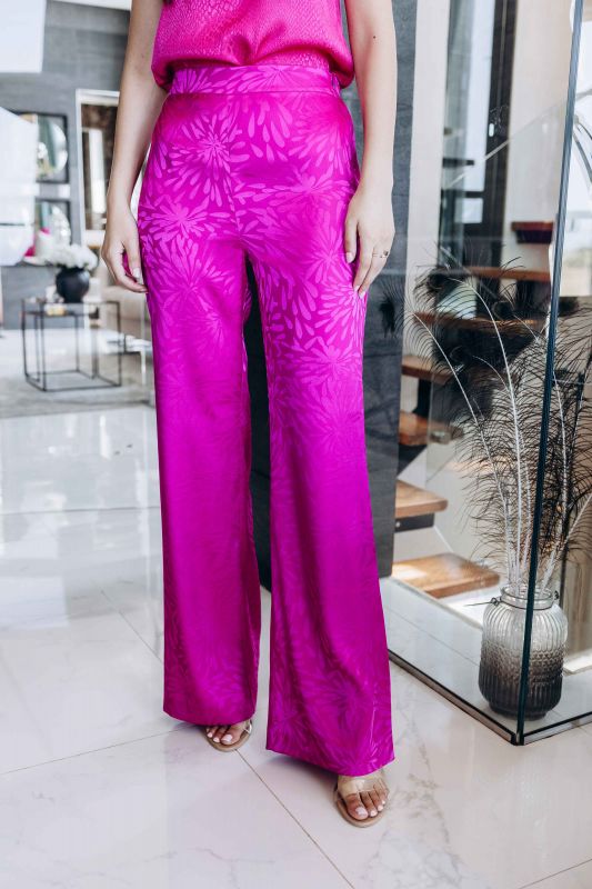 Détails du pantalon fuchsia à la mode, une pièce tendance.