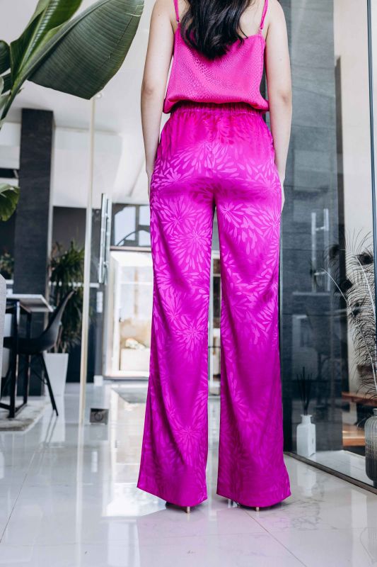 Détails du pantalon fuchsia à la mode, une pièce tendance.
