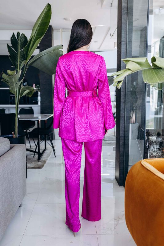 Un pantalon fuchsia au style sophistiqué pour femmes, une tenue remarquable