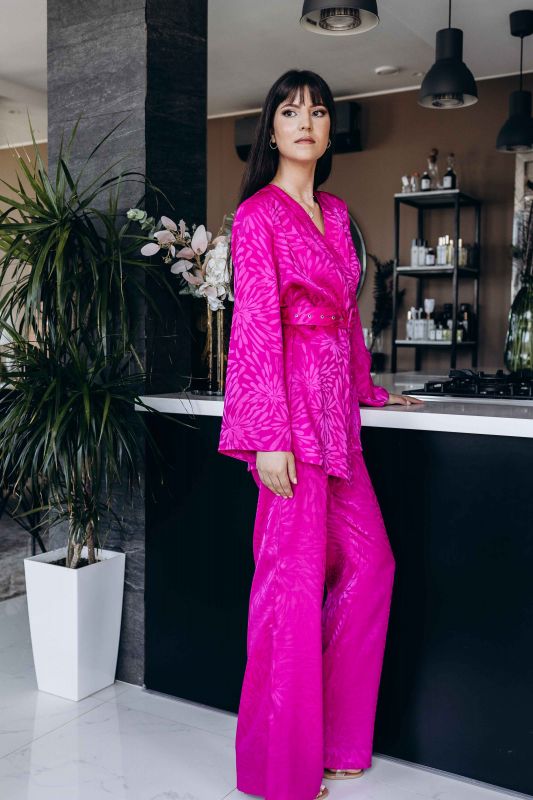 Pantalon stylé en fuchsia, pour une allure originale.