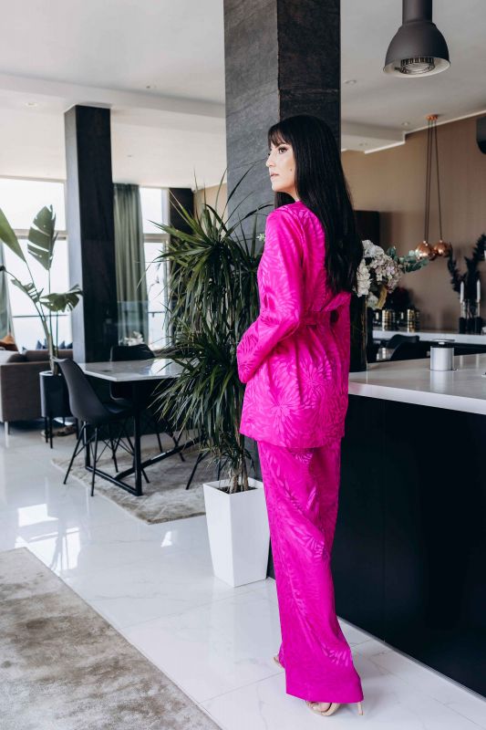 Pantalon stylé en fuchsia, pour une allure originale.